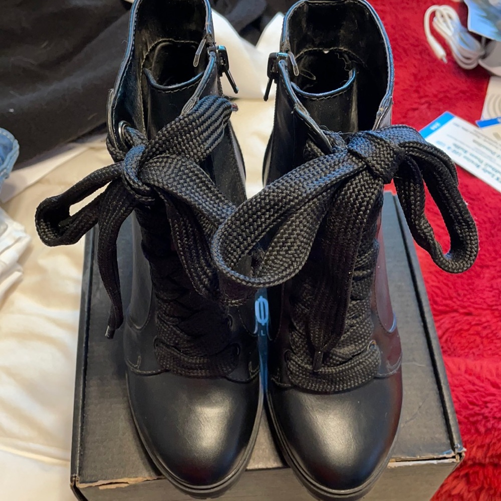 Express tie up boots